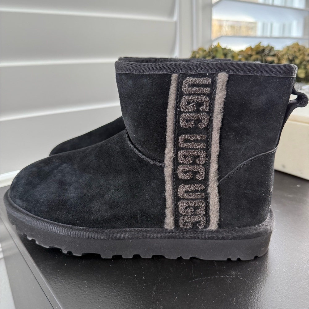 UGG CLASSIC MINI SHEARLING LOGO BLACK SUEDE ANKLE BOOTS WOMEN SIZE US 6